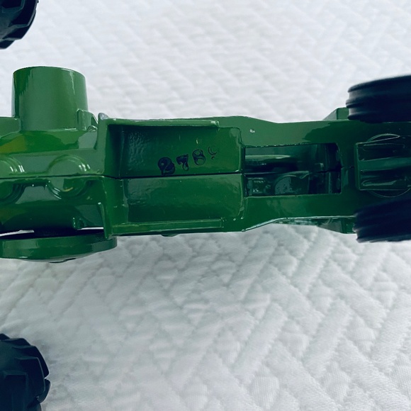 SOLD Vintage John Deere Diecast Model G Tractor - Picture 6 of 7